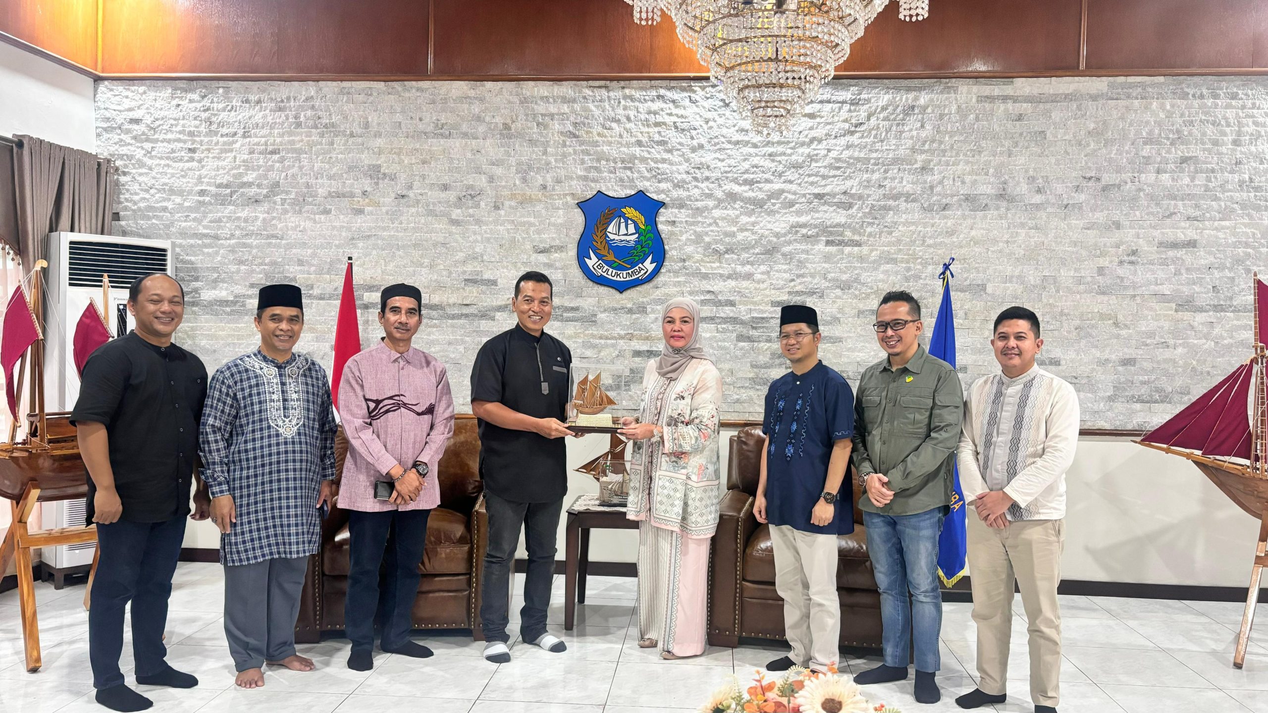 Pemimpin Wilayah PT Pegadaian Kanwil VI Makassar Pratikno bertemu Ketua TP PKK Bulukumba Andi Herfida Muchtar dalam kunjungan Safari Ramadan.