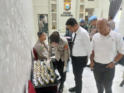Kapolres Bulukumba AKBP Restu Wijayanto memimpin sidak senpi dan tes urine personel Polres Bulukumba.