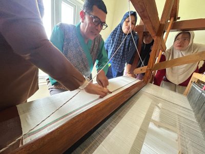 Pelatihan pengembangan desain tenun Bira bagi pengrajin di Sentra IKM Bira Bulukumba bersama praktisi kriya Bustan Effendi.