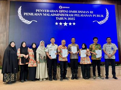 Penyerahan hasil penilaian pelayanan publik Ombudsman RI kepada Sekda Bulukumba Muh Ali Saleng di Makassar