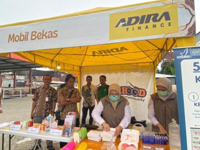 Petugas Dinas Kesehatan Bulukumba dan BPOM memeriksa sampel takjil pedagang di kawasan RCC untuk memastikan keamanan pangan selama Ramadan.