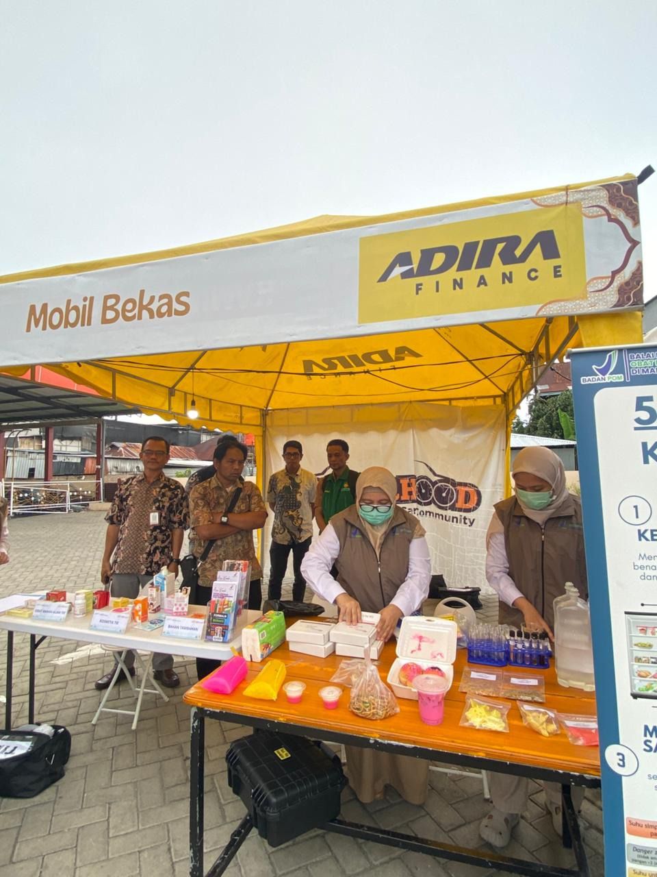 Petugas Dinas Kesehatan Bulukumba dan BPOM memeriksa sampel takjil pedagang di kawasan RCC untuk memastikan keamanan pangan selama Ramadan.