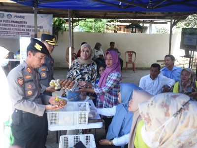 Warga Bulukumba memadati Gerakan Pangan Murah Polres Bulukumba untuk membeli beras SPHP dan sembako dengan harga terjangkau.