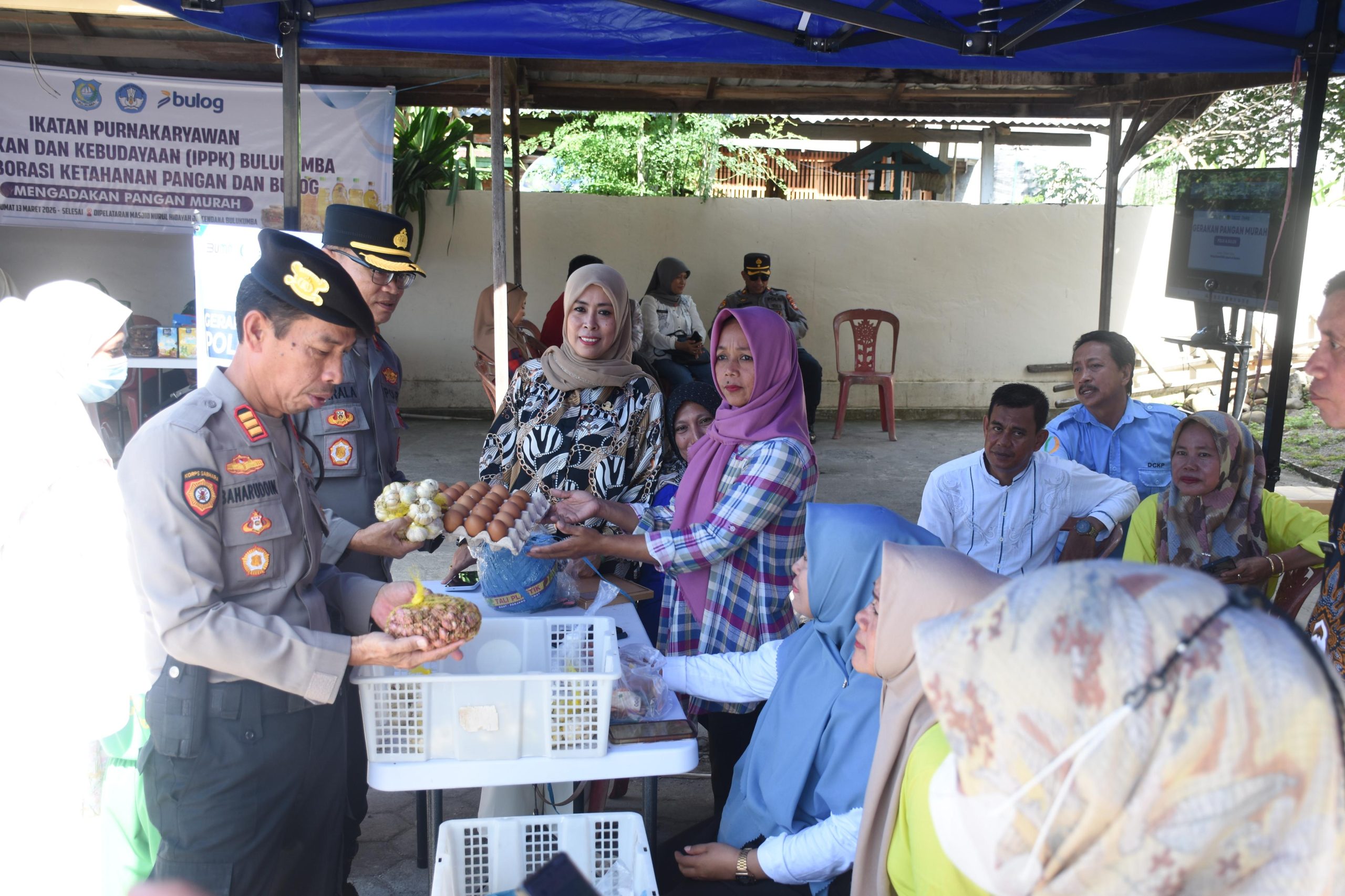 Warga Bulukumba memadati Gerakan Pangan Murah Polres Bulukumba untuk membeli beras SPHP dan sembako dengan harga terjangkau.