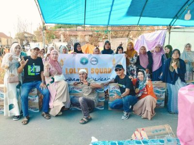 Alumni LOLITA Squad 87 SMPN 2 Bulukumba menyalurkan bantuan sembako dan uang tunai kepada lansia dan anak panti asuhan dalam kegiatan Ramadhan Berbagi di Bulukumba.
