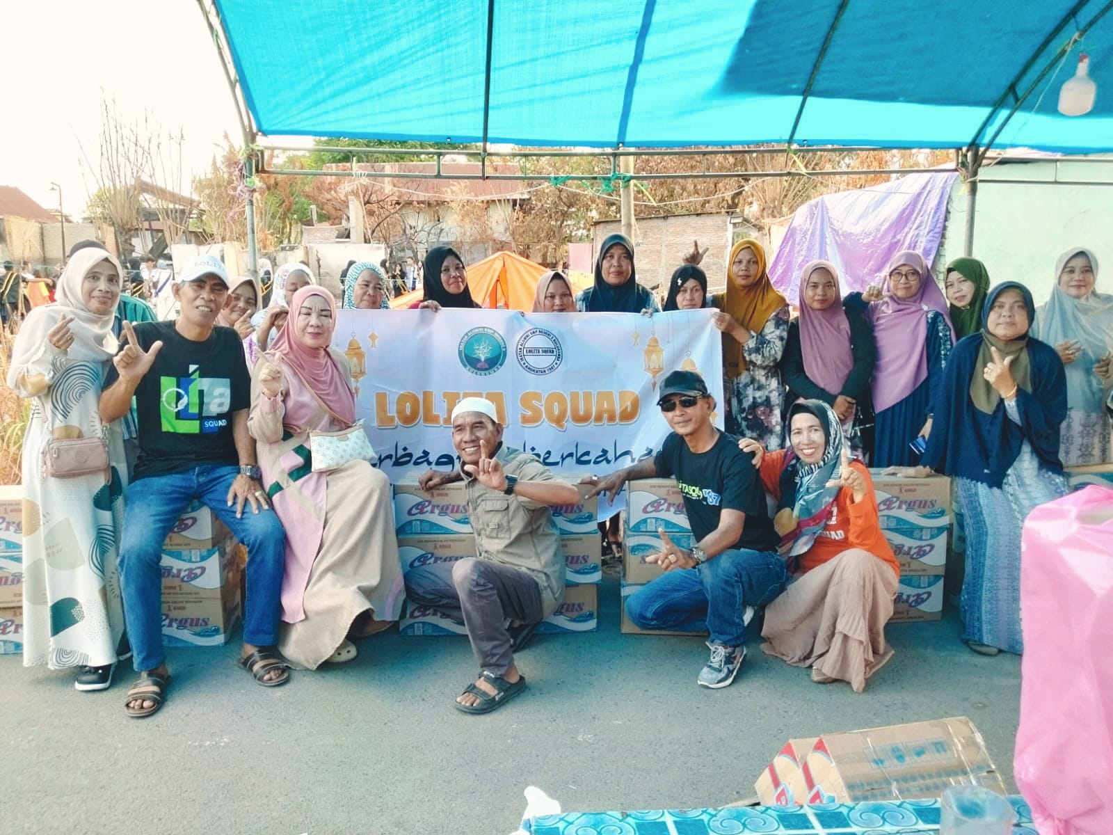 Alumni LOLITA Squad 87 SMPN 2 Bulukumba menyalurkan bantuan sembako dan uang tunai kepada lansia dan anak panti asuhan dalam kegiatan Ramadhan Berbagi di Bulukumba.