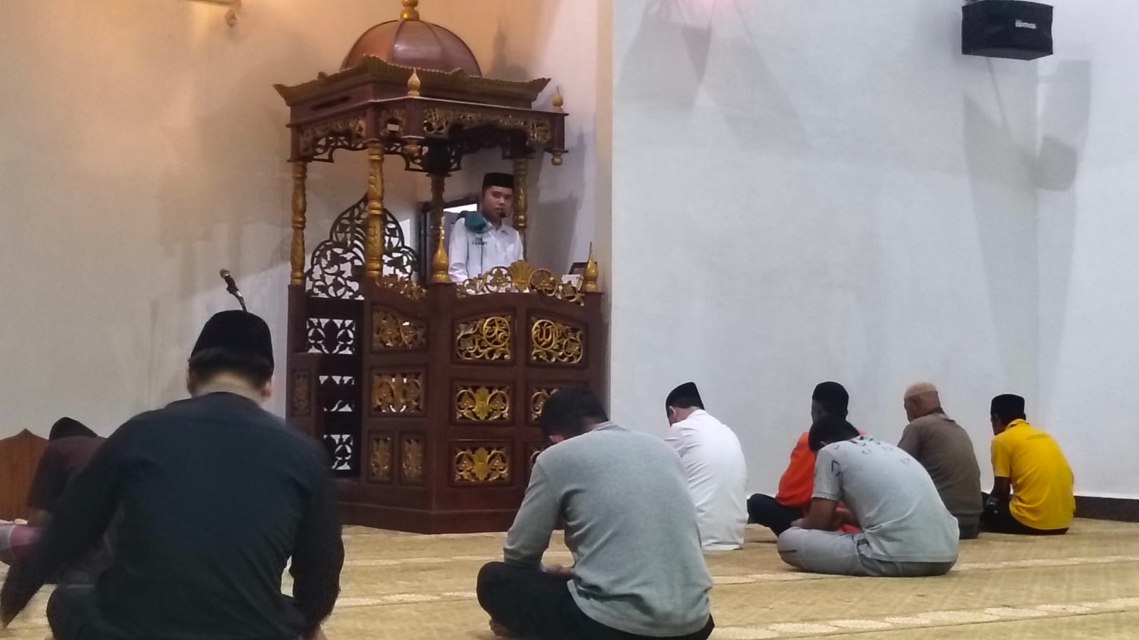 Jamaah melaksanakan shalat tarawih malam ke-27 Ramadhan di Masjid Nurul Afiat RSUD H. Andi Sulthan Dg Radja Bulukumba.