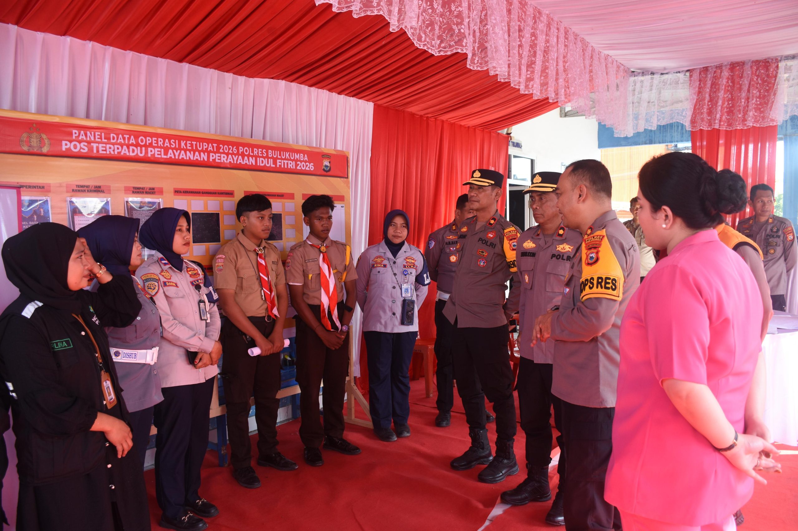 Kapolres Bulukumba meninjau Pos Terpadu pengamanan Idulfitri 1447 H bersama jajaran dan Bhayangkari di Jalan Jenderal Sudirman