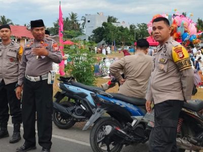 Personel Polres Bulukumba melakukan pengamanan Salat Idulfitri Muhammadiyah di lapangan terbuka dengan jamaah memadati area ibadah