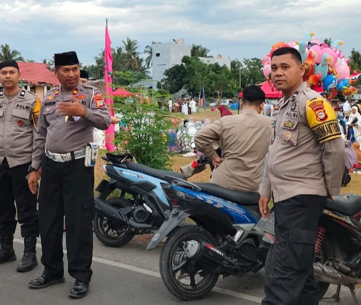 Personel Polres Bulukumba melakukan pengamanan Salat Idulfitri Muhammadiyah di lapangan terbuka dengan jamaah memadati area ibadah