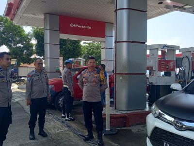 Personel Polres Bulukumba melakukan pengamanan dan pengaturan antrean kendaraan di SPBU wilayah Kabupaten Bulukumba