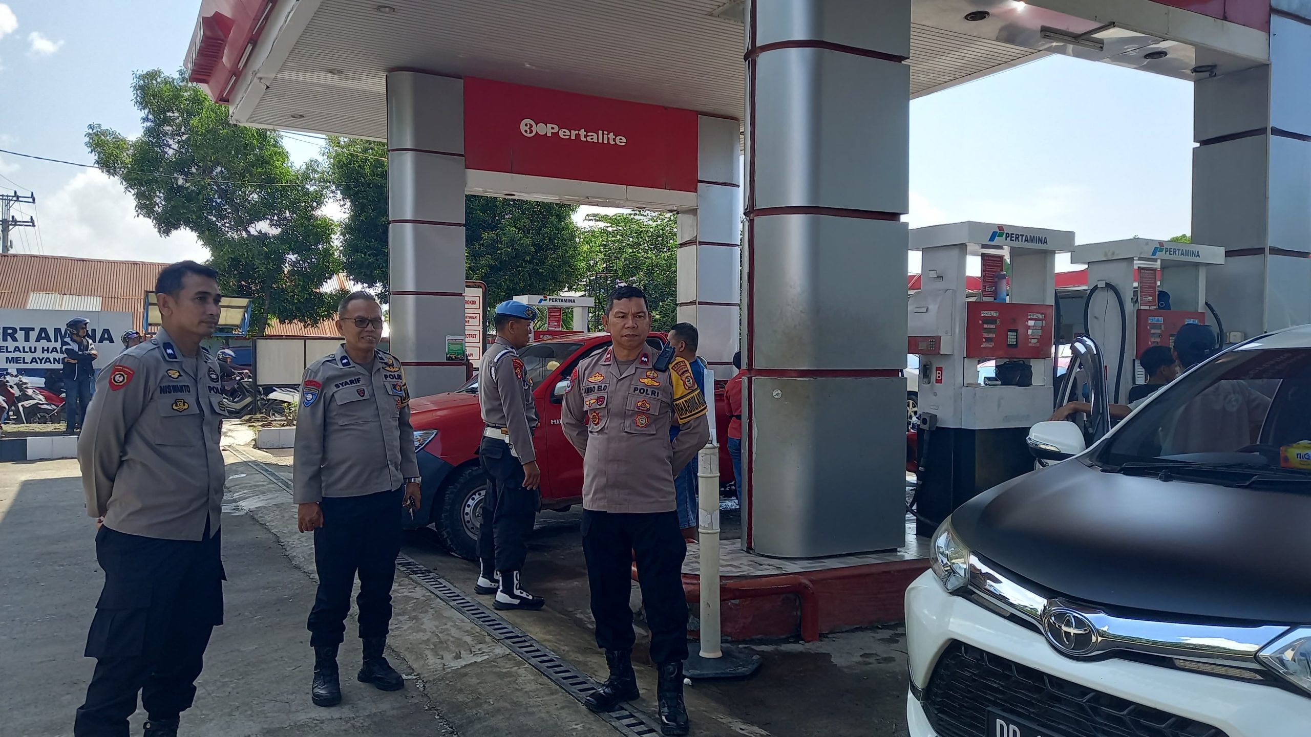 Personel Polres Bulukumba melakukan pengamanan dan pengaturan antrean kendaraan di SPBU wilayah Kabupaten Bulukumba