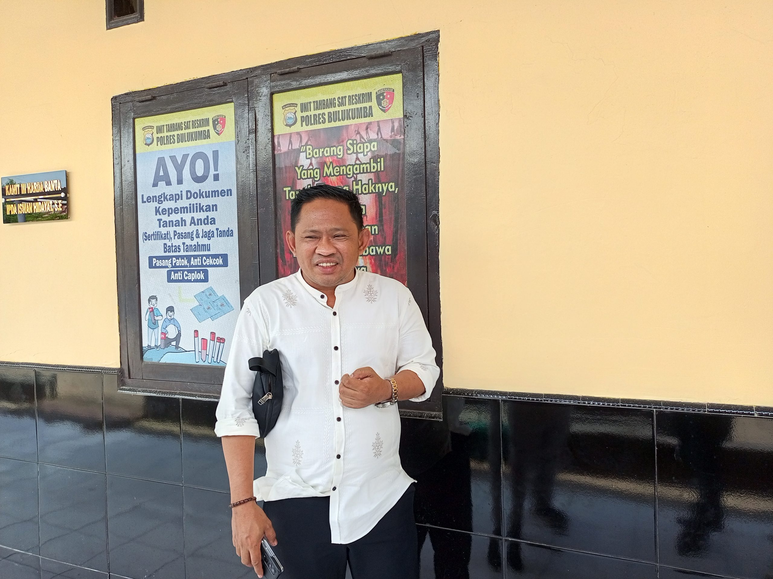 Anggota DPRD Bulukumba H. Supriadi saat menyampaikan keterangan terkait laporan dugaan pencemaran nama baik di Polres Bulukumba.