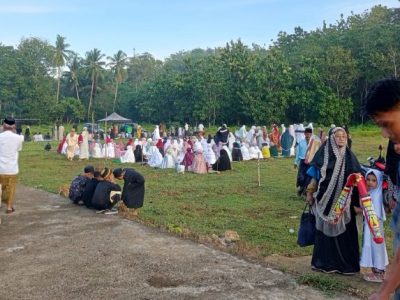 Ratusan warga Desa Bontomarannu, Kecamatan Bontotiro, Kabupaten Bulukumba melaksanakan Salat Idulfitri di lapangan desa dengan saf tertata rapi dan suasana khusyuk.