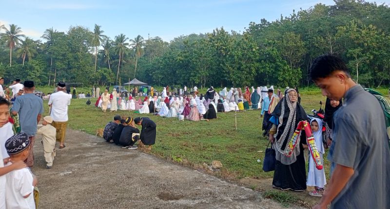 Ratusan warga Desa Bontomarannu, Kecamatan Bontotiro, Kabupaten Bulukumba melaksanakan Salat Idulfitri di lapangan desa dengan saf tertata rapi dan suasana khusyuk.