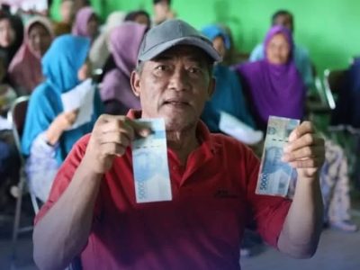 Pemerintah Desa Wunut, Kecamatan Tulung, Klaten membagikan THR Rp250 ribu per jiwa kepada seluruh warga yang tercatat dalam kartu keluarga.