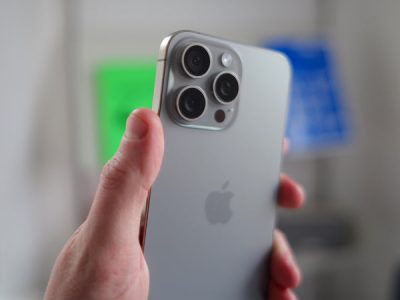 Tampilan iPhone 15 dengan Dynamic Island dan desain aluminium warna modern