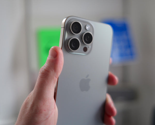 Tampilan iPhone 15 dengan Dynamic Island dan desain aluminium warna modern