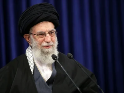 Potret Ayatollah Ali Khamenei saat menyampaikan pidato kenegaraan di Teheran.