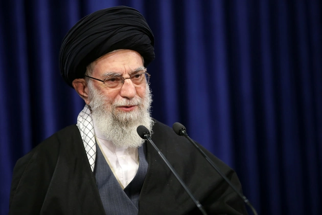 Potret Ayatollah Ali Khamenei saat menyampaikan pidato kenegaraan di Teheran.