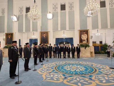 Presiden Prabowo Subianto melantik Dudung Abdurachman sebagai Kepala Staf Kepresidenan dalam reshuffle kabinet kelima di Istana Negara, Jakarta, 27 April 2026.