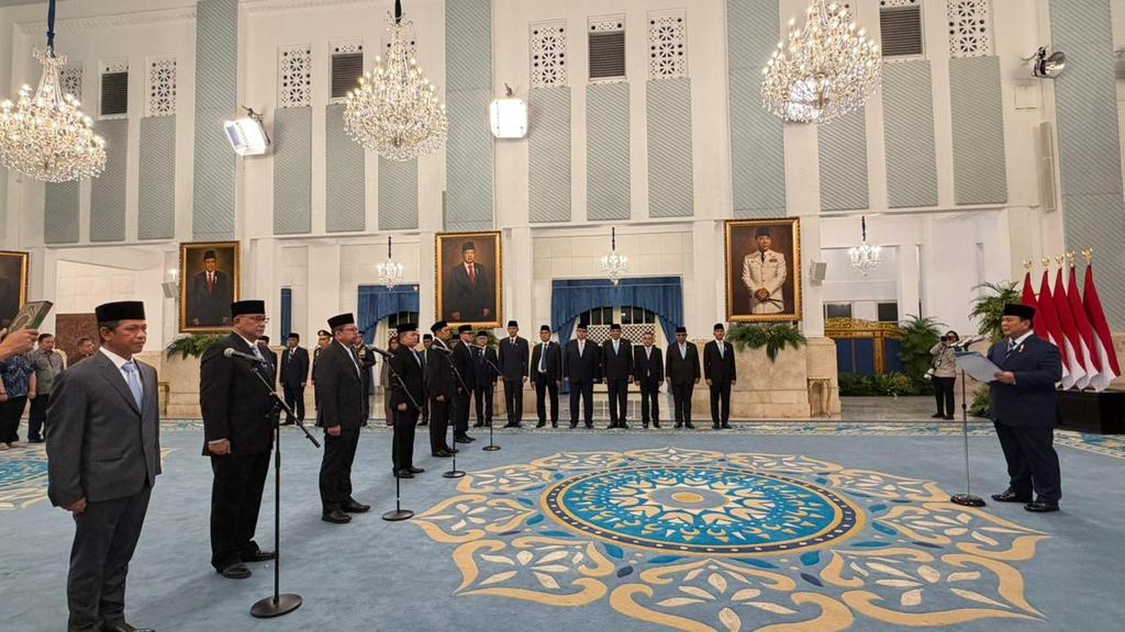 Presiden Prabowo Subianto melantik Dudung Abdurachman sebagai Kepala Staf Kepresidenan dalam reshuffle kabinet kelima di Istana Negara, Jakarta, 27 April 2026.