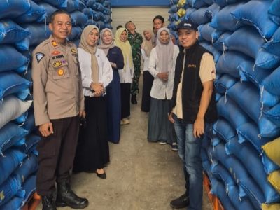 Pemeriksaan kualitas beras bantuan pangan di Gudang Bulog Bulukumba oleh Dinas Pertanian, Bulog, Polres, dan Kodim
