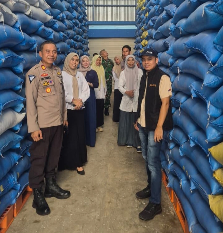 Pemeriksaan kualitas beras bantuan pangan di Gudang Bulog Bulukumba oleh Dinas Pertanian, Bulog, Polres, dan Kodim