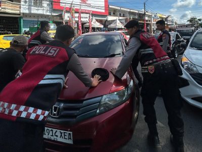 Petugas Unit Patroli Presisi Sat Samapta Polres Bulukumba mengevakuasi mobil mogok di jalur dua depan Pasar Sentral Bulukumba