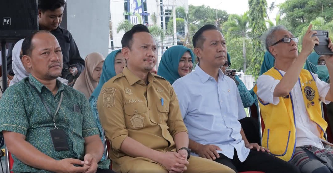 Wakil Ketua DPRD Bulukumba menghadiri bakti sosial HUT ke-18 Radar Selatan di Tribun Lapangan Pemuda Bulukumba