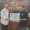 FPRMI Bulukumba menyerahkan piagam penghargaan kepada dua perwira Polres Bulukumba atas dedikasi menjaga keamanan dan penegakan hukum di wilayah Bulukumba.