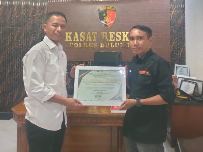 FPRMI Bulukumba menyerahkan piagam penghargaan kepada dua perwira Polres Bulukumba atas dedikasi menjaga keamanan dan penegakan hukum di wilayah Bulukumba.