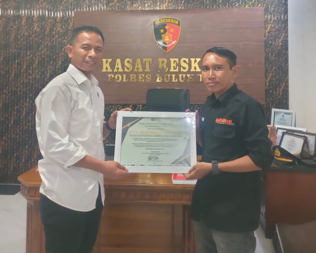 FPRMI Bulukumba menyerahkan piagam penghargaan kepada dua perwira Polres Bulukumba atas dedikasi menjaga keamanan dan penegakan hukum di wilayah Bulukumba.
