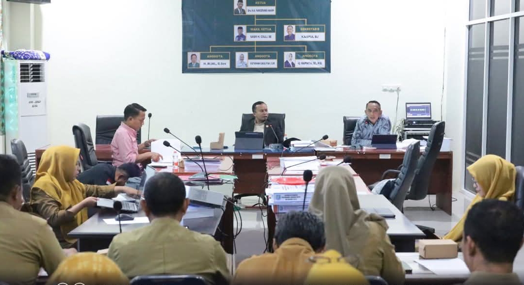 Rapat Pansus LKPJ DPRD bersama OPD pengelola pendapatan membahas evaluasi pendapatan daerah 2025