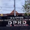 DPRD Bulukumba mengundang PT PLN Persero UP3 Bulukumba dalam Rapat Dengar Pendapat untuk membahas pemadaman listrik di RSUD Bulukumba serta optimalisasi pelayanan publik, Senin 27 April 2026.