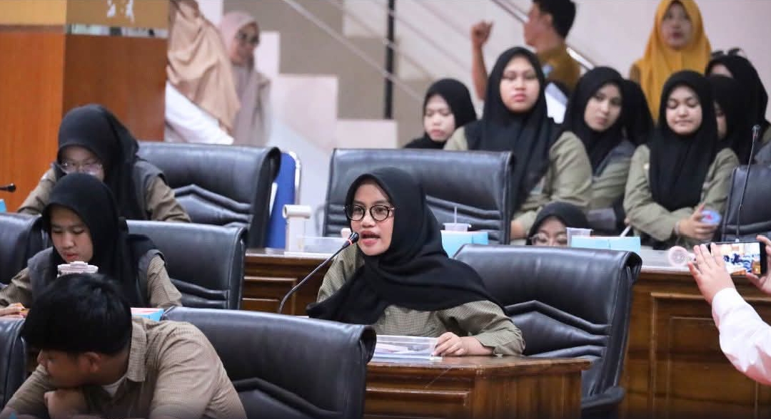 Wakil Ketua I DPRD Bulukumba Fahidin HDK menerima kunjungan edukasi 170 siswa SMA Islam Athirah 1 Makassar di Ruang Rapat Paripurna DPRD Bulukumba, Selasa 28 April 2026.