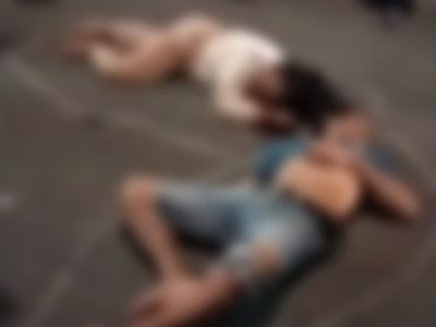 Tim rescue Pemuda Pancasila mengevakuasi korban perempuan kecelakaan sepeda motor di kawasan Bundaran Pinisi, Kabupaten Bulukumba, Selasa malam.