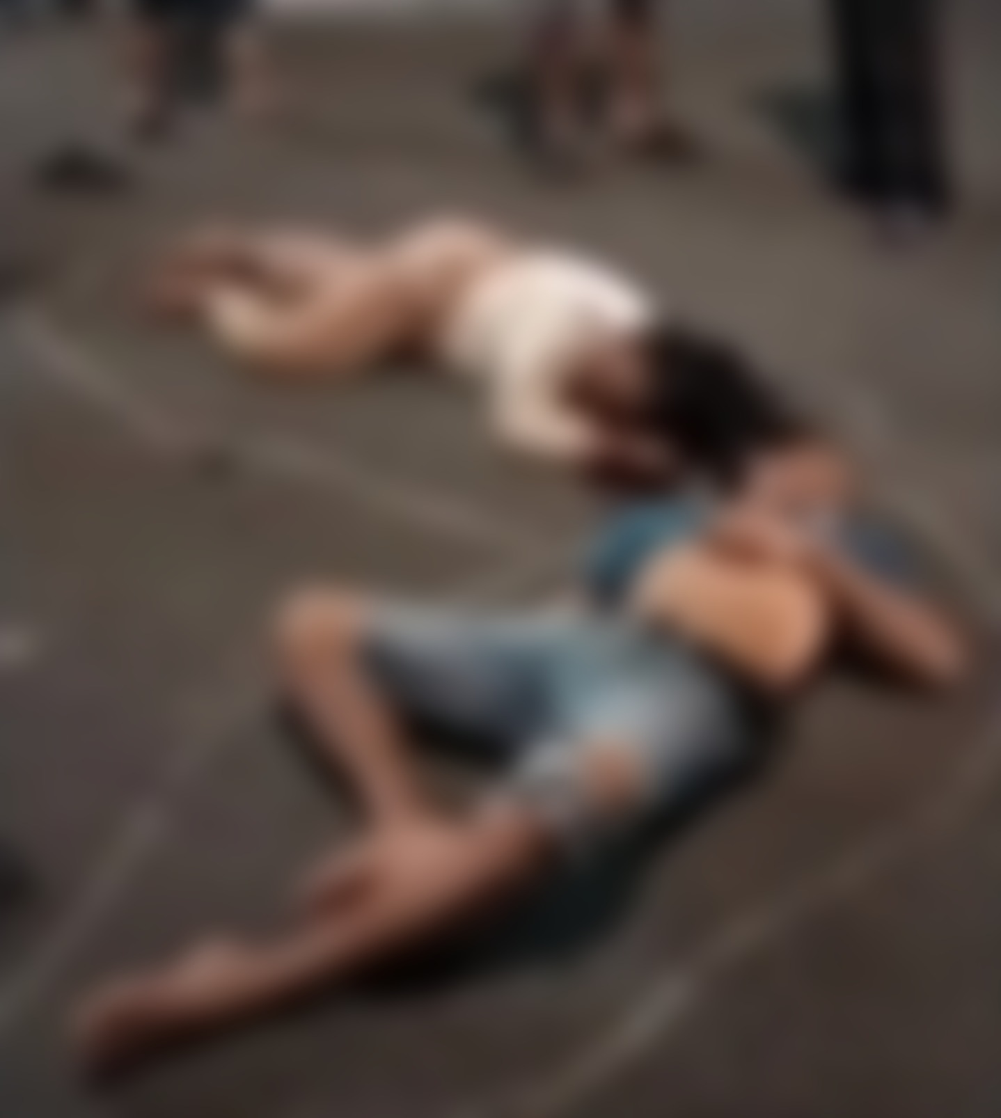 Tim rescue Pemuda Pancasila mengevakuasi korban perempuan kecelakaan sepeda motor di kawasan Bundaran Pinisi, Kabupaten Bulukumba, Selasa malam.