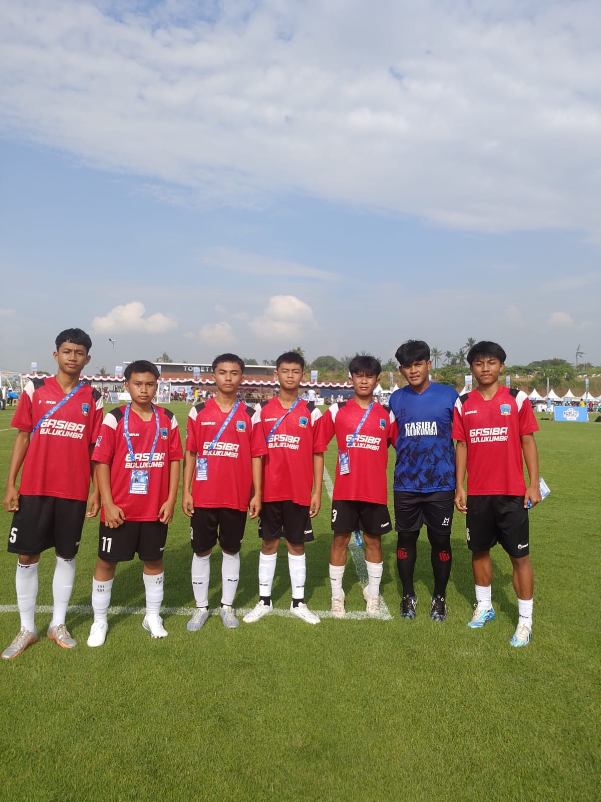 Tim Bulukumba United merayakan kemenangan pada turnamen sepak bola internasional di Bali 2026