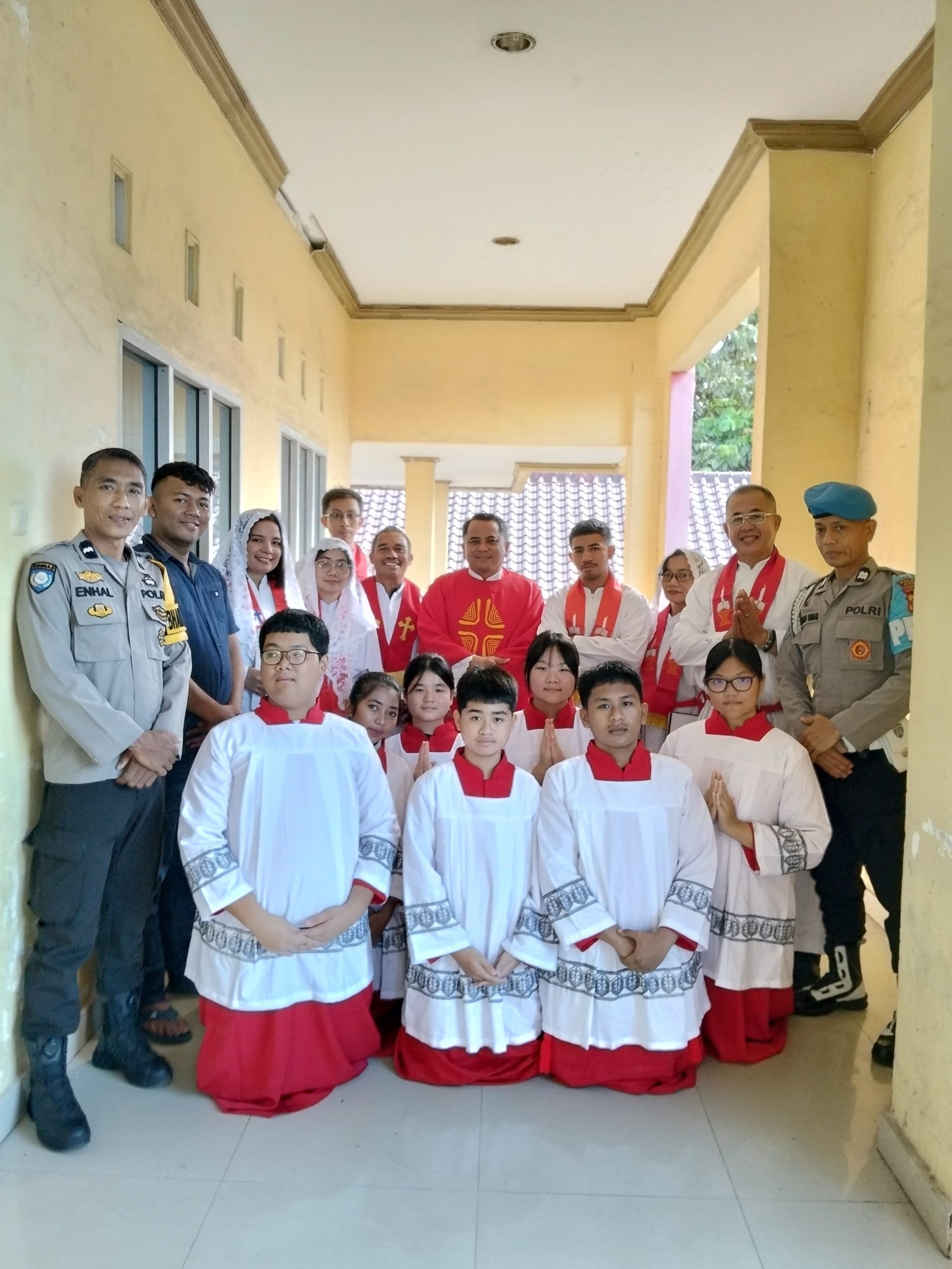 Personel Polres Bulukumba melakukan pengamanan ibadah Wafat Isa Almasih dan Paskah di sejumlah gereja di Kabupaten Bulukumba.