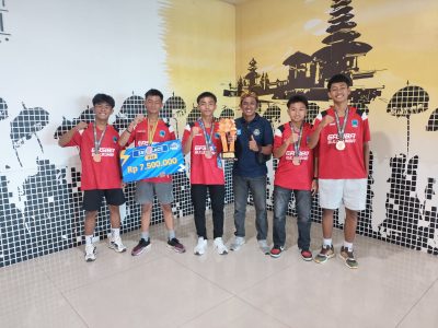 Tim Bulukumba United U-16 membawa piala juara tiga Bali 7s 2026 di Training Center Bali United Gianyar Bali