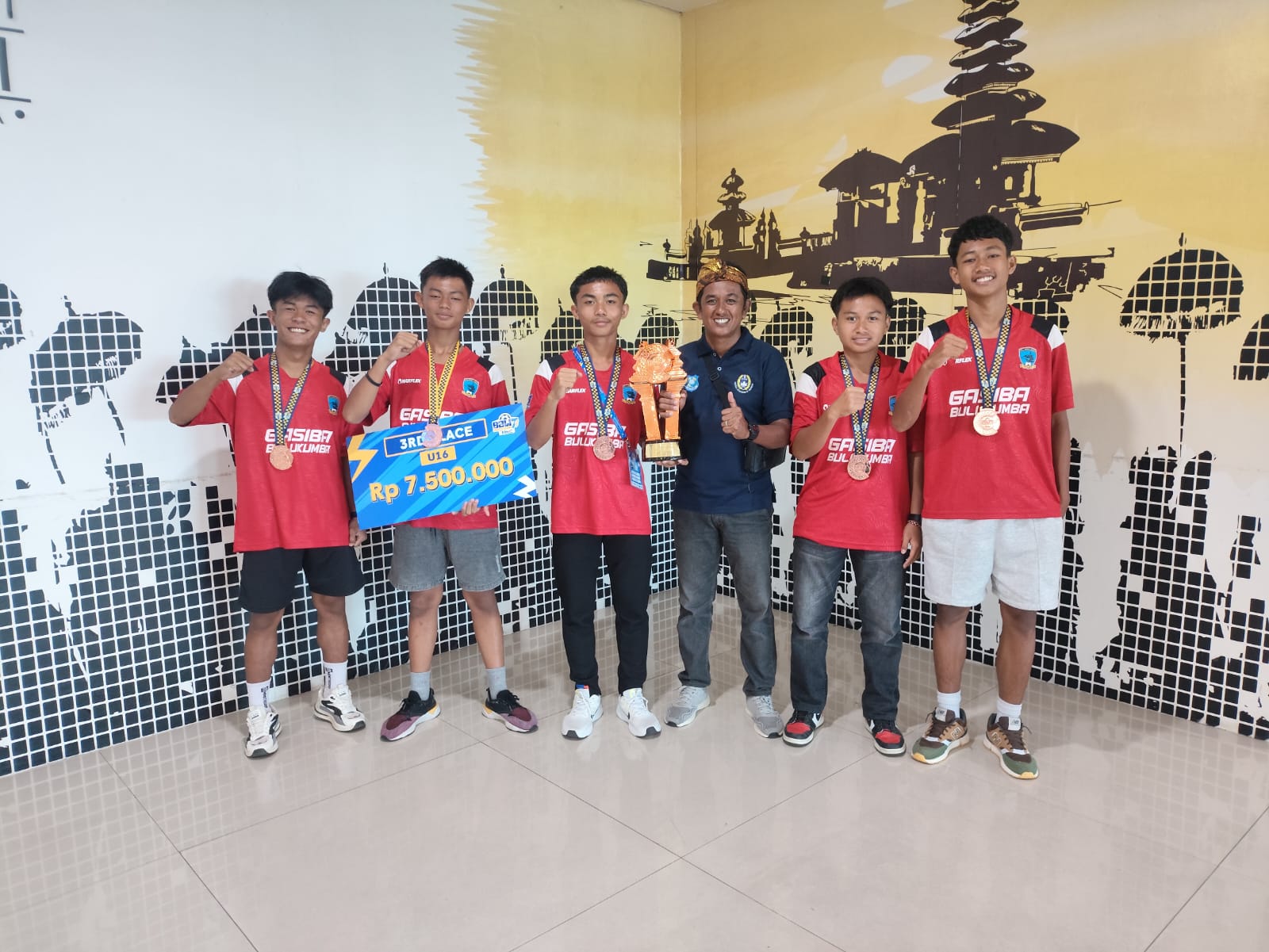 Tim Bulukumba United U-16 membawa piala juara tiga Bali 7s 2026 di Training Center Bali United Gianyar Bali