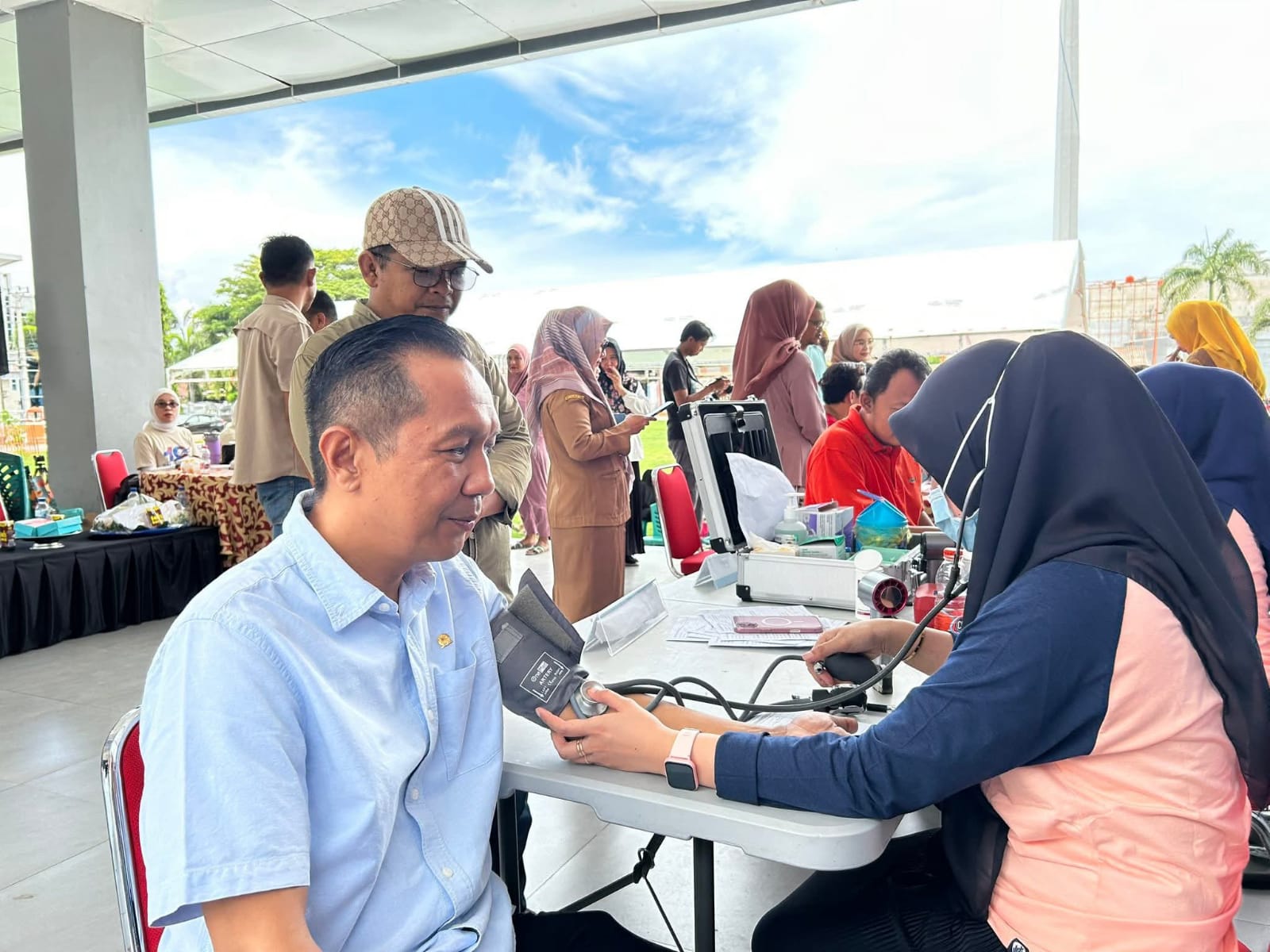 Wakil Ketua DPRD Bulukumba Syahruni Haris mengikuti donor darah pada HUT ke-18 Harian Radar Selatan