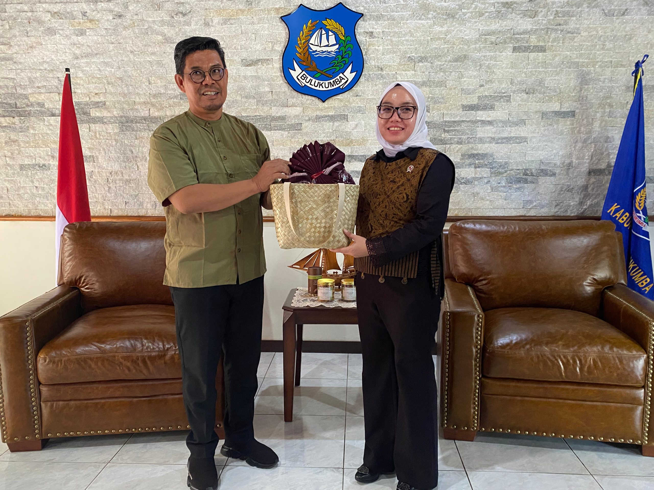 Wakil Bupati Bulukumba Andi Edy Manaf memberikan cenderamata kepada Wamen Koperasi Farida Farichah tenun khas Bira.