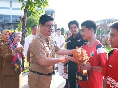 Wakil Bupati Bulukumba menyerahkan trophy kepada Bulukumba United U-16 usai meraih Juara 3 International Youth Football Tournament Bali