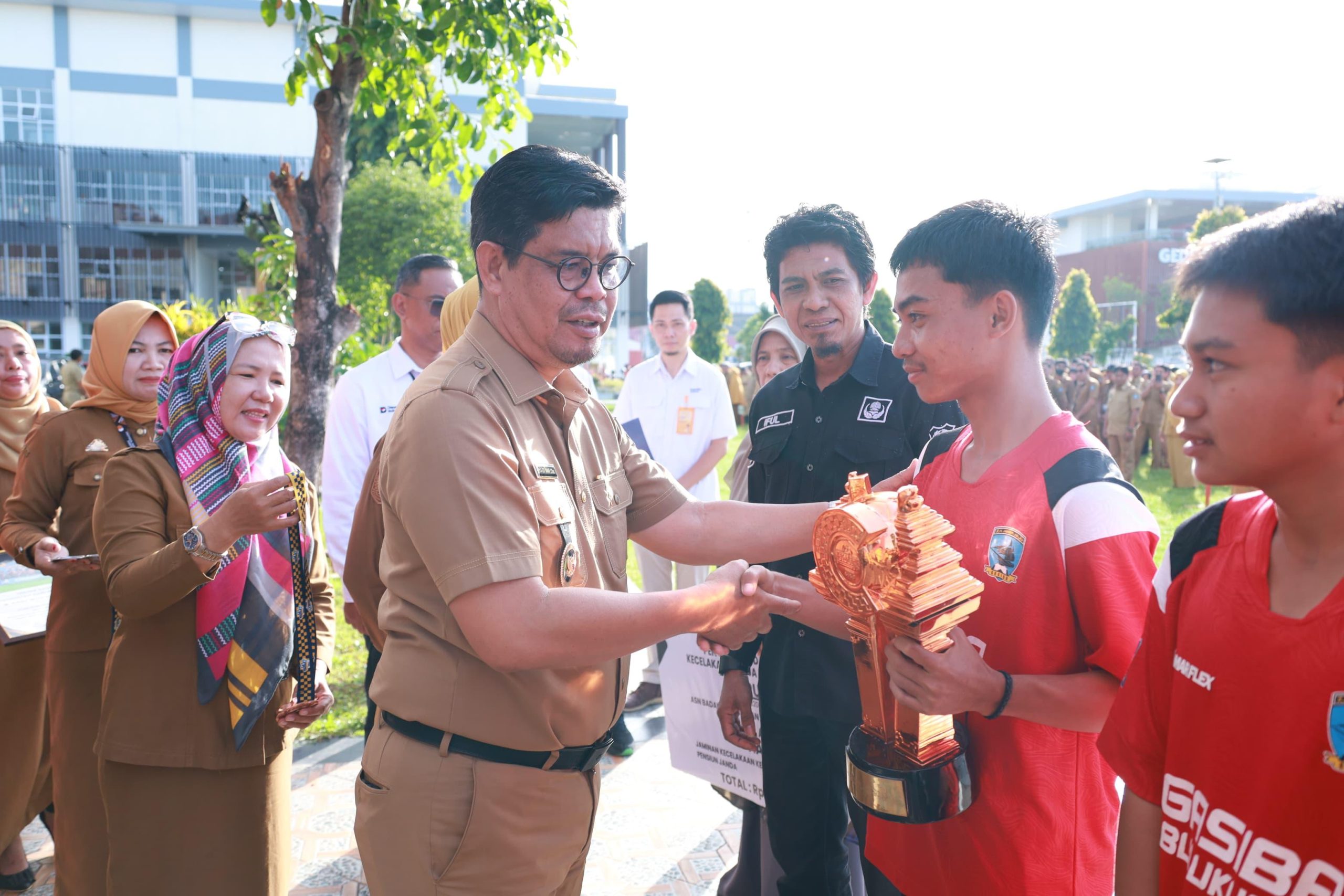 Wakil Bupati Bulukumba menyerahkan trophy kepada Bulukumba United U-16 usai meraih Juara 3 International Youth Football Tournament Bali