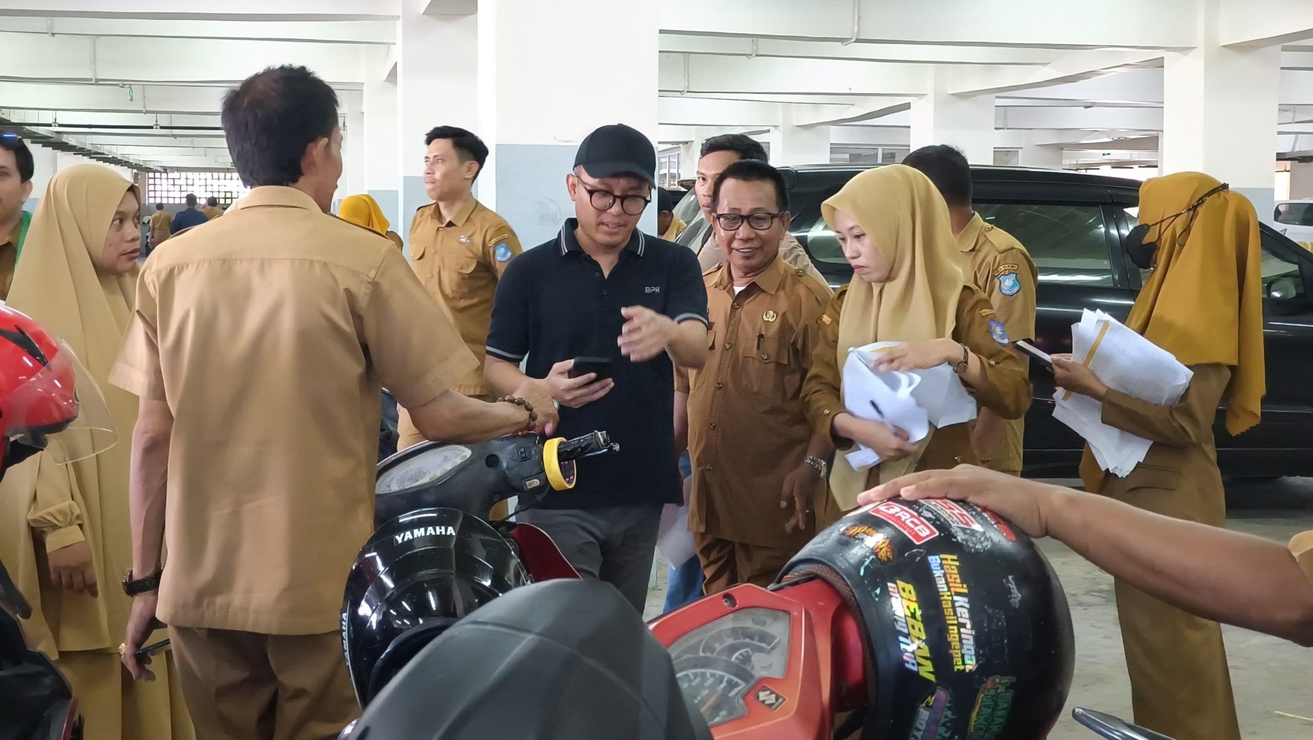Pemeriksaan kendaraan dinas Pemkab Bulukumba oleh BKAD bersama BPK dan Inspektorat di Gedung Pinisi