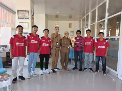 Kepala Disparpora Bulukumba Hj. Hamrina Andi Muri menerima kunjungan tim Bulukumba United usai mengikuti Turnamen Bali 7s 2026 di Bali.