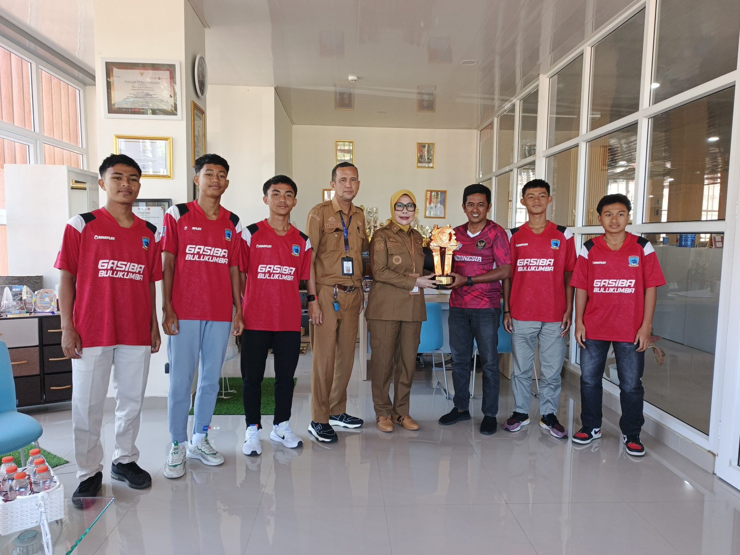 Kepala Disparpora Bulukumba Hj. Hamrina Andi Muri menerima kunjungan tim Bulukumba United usai mengikuti Turnamen Bali 7s 2026 di Bali.