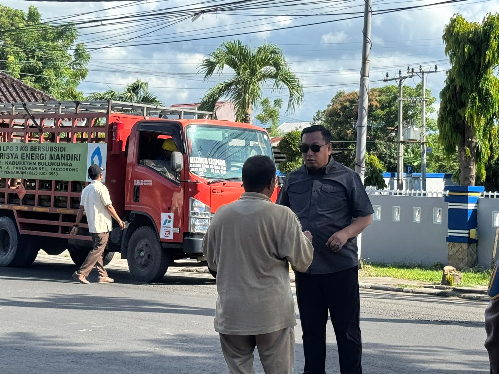Operasi penertiban pajak kendaraan bermotor oleh UPT Bapenda Sulsel Wilayah Bulukumba di Jalan Sultan Hasanuddin, Kecamatan Ujung Bulu, Selasa (14/04/2026)